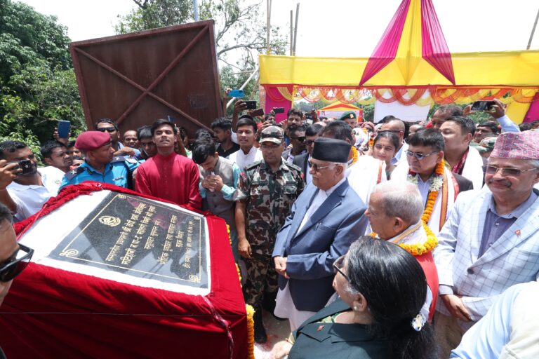 प्रधानमन्त्री ओलीले गरे महोत्तरीको मटिहानीमा नवनिर्मित प्रसुति गृहको उद्घाटन
