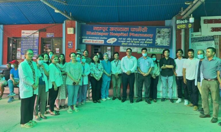 मंगलबार पनि आकस्मिक बाहेकका सेवा बन्द, माइतीघरमा प्रदर्शन गर्दै चिकित्सक