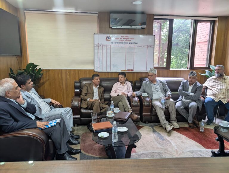 आन्दोलनरत चिकित्सकसँग संवाद :  ६ बजे फेरि तीन मन्त्रीसहित बस्नेगरी बैठक स्थगित